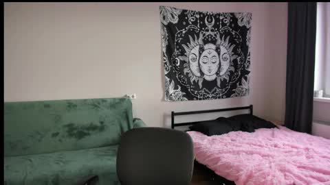 Snapshot of red_qwe chatting on 11/07/25, 06:35 Erika online show from 11/07/25, 06:35