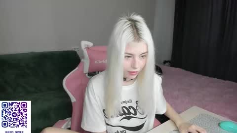 Snapshot of red_qwe chatting on 11/29/25, 08:28 Erika online show from 11/29/25, 08:28