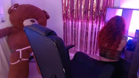 Snapshot of redgirrl_77 chatting on 05/25/26, 12:11 Mere online show from 05/25/26, 12:11