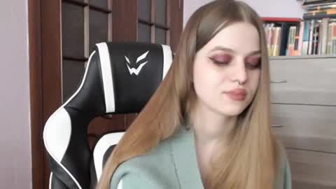 Lily online show from 03/10/25, 05:54