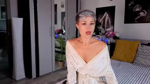 Snapshot of redhotline chatting on 10/01/25, 11:05 Alex online show from 10/01/25, 11:05