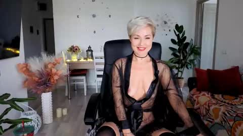 Snapshot of redhotline chatting on 11/12/25, 11:54 Alex online show from 11/12/25, 11:54