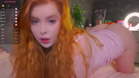 Snapshot of redhotvixen_ chatting on 11/24/25, 11:37 Sofia online show from 11/24/25, 11:37