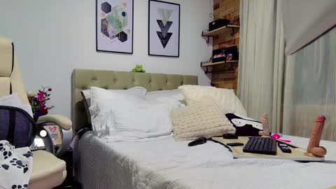 Yanella online show from 02/14/25, 07:02