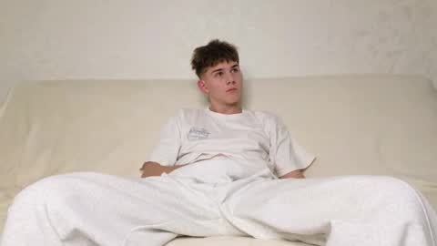 Snapshot of reeves_bae chatting on 11/30/25, 06:45 Alex online show from 11/30/25, 06:45