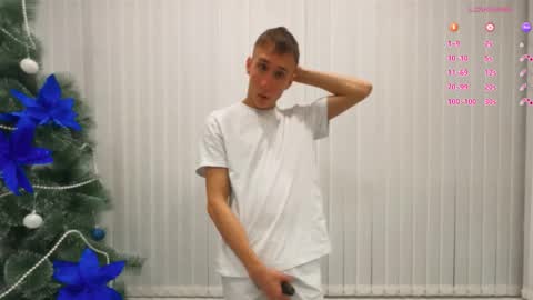 Snapshot of reeves_bae chatting on 12/04/25, 09:23 Alex online show from 12/04/25, 09:23