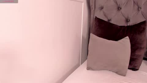 Snapshot of regina_noctixx chatting on 10/18/25, 09:59 Regina online show from 10/18/25, 09:59