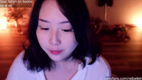 Snapshot of reibelletv chatting on 12/19/25, 04:30 online show from 12/19/25, 04:30