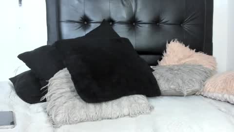 Snapshot of remy_flux chatting on 12/07/24, 06:43 Laura online show from 12/07/24, 06:43