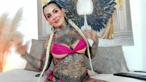 Snapshot of remy_flux chatting on 09/19/25, 11:49 Laura online show from 09/19/25, 11:49