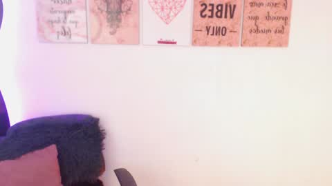 Snapshot of renata_ruiz chatting on 12/05/24, 04:42 online show from 12/05/24, 04:42