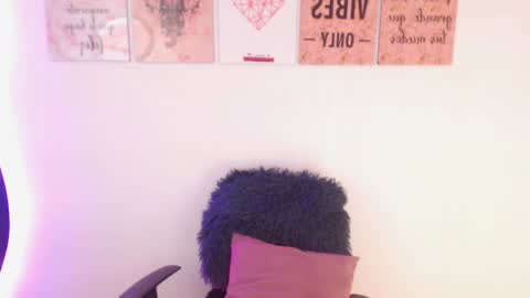 Snapshot of renata_ruiz chatting on 12/27/24, 05:31 online show from 12/27/24, 05:31