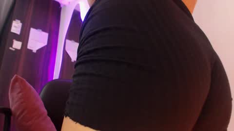 Snapshot of renata_ruiz chatting on 01/30/25, 04:27 online show from 01/30/25, 04:27