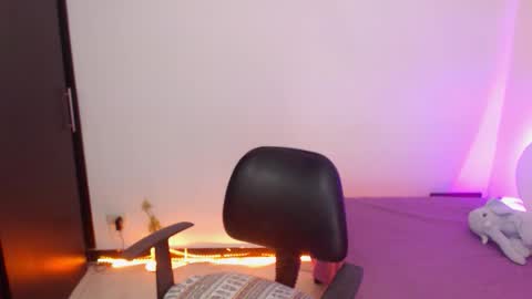 Snapshot of renata_ruiz chatting on 10/17/25, 03:42 online show from 10/17/25, 03:42