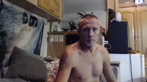 Snapshot of retro834 chatting on 09/29/25, 01:44 Rhett online show from 09/29/25, 01:44