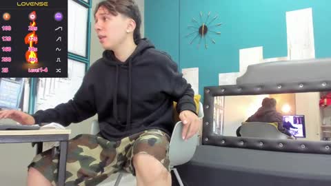 Snapshot of rhaegal_hot chatting on 12/19/24, 05:18 Rhaegal online show from 12/19/24, 05:18