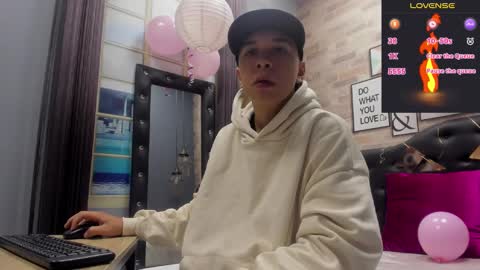 Snapshot of rhaegal_hot chatting on 02/08/25, 01:33 Rhaegal online show from 02/08/25, 01:33