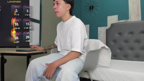 Snapshot of rhaegal_hot chatting on 03/05/25, 02:12 Rhaegal online show from 03/05/25, 02:12