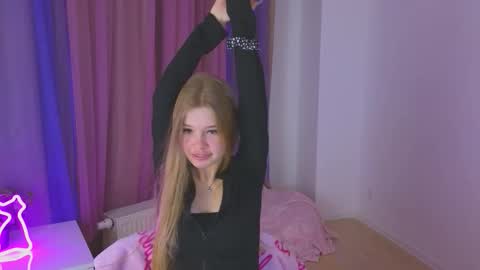 Snapshot of riinaaa chatting on 10/27/25, 10:36 Rina online show from 10/27/25, 10:36