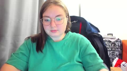 Snapshot of rina16 chatting on 10/31/25, 06:25 rina16 online show from 10/31/25, 06:25