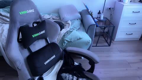   DianaBrite            fansl y online show from 02/07/25, 12:28