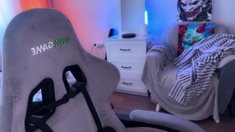   DianaBrite            fansl y online show from 04/11/26, 11:14