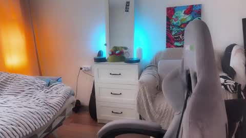   DianaBrite            fansl y online show from 06/04/26, 12:55