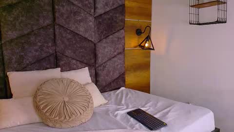 RIRI  online show from 10/25/25, 08:47