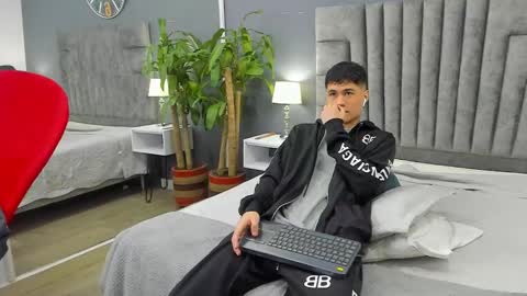 Roan Birkin online show from 02/08/25, 07:16