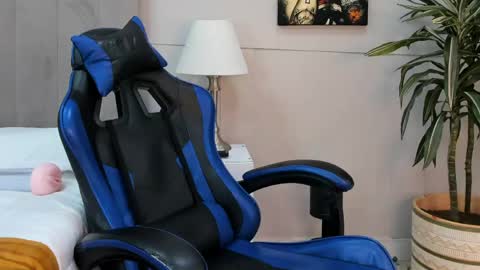 Roan Birkin online show from 04/29/26, 07:31