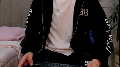 Snapshot of roan_birkin chatting on 06/11/26, 07:34 Roan Birkin online show from 06/11/26, 07:34