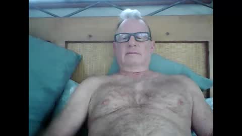 robo0000 online show from 12/01/25, 04:23