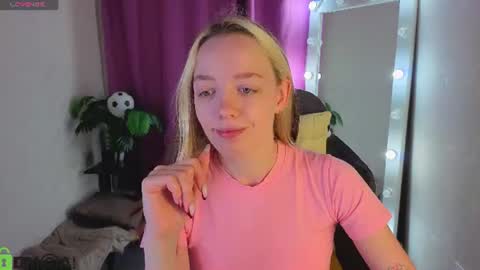 Snapshot of rockett_bunny chatting on 06/23/26, 01:14 Rockett online show from 06/23/26, 01:14