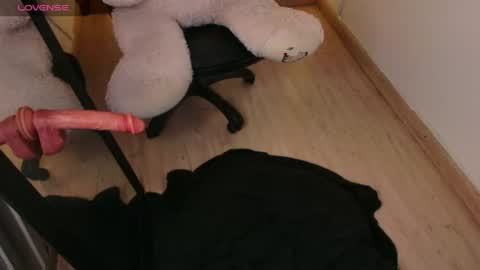 Snapshot of rohanalan_ chatting on 06/22/26, 03:25 Sof online show from 06/22/26, 03:25