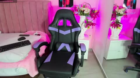 Snapshot of rolyloren chatting on 12/04/24, 12:47 Marcela online show from 12/04/24, 12:47