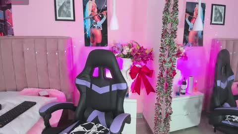 Snapshot of rolyloren chatting on 12/12/24, 07:15 Marcela online show from 12/12/24, 07:15