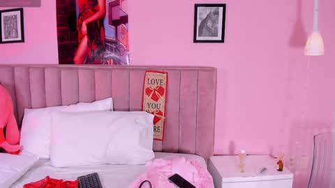 Snapshot of rolyloren chatting on 02/14/25, 07:02 Marcela online show from 02/14/25, 07:02