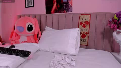 Snapshot of rolyloren chatting on 02/15/25, 08:43 Marcela online show from 02/15/25, 08:43