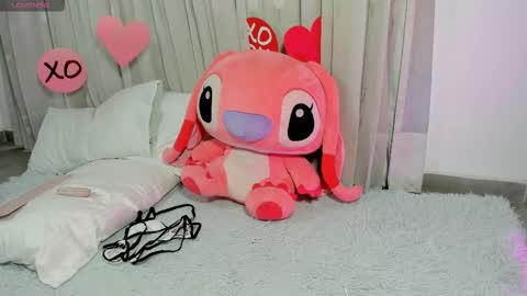 Snapshot of rolyloren chatting on 02/22/25, 08:20 Marcela online show from 02/22/25, 08:20