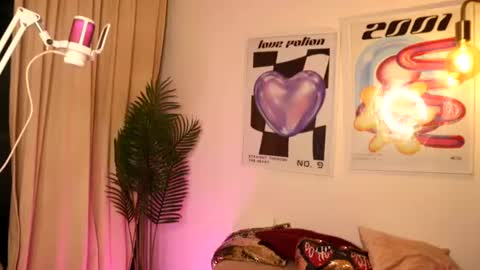 Snapshot of ronieeplay chatting on 07/09/26, 03:32 Roni online show from 07/09/26, 03:32