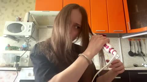 Snapshot of rosariamohre chatting on 04/04/26, 04:11 Emma online show from 04/04/26, 04:11