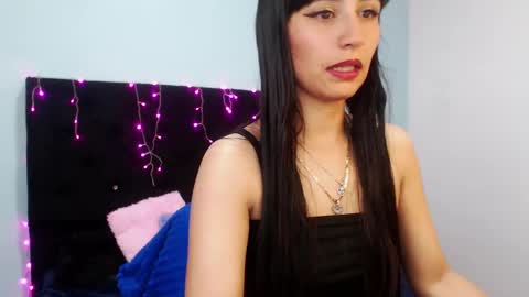Snapshot of rose_smiley1 chatting on 02/18/25, 03:42 Rose online show from 02/18/25, 03:42