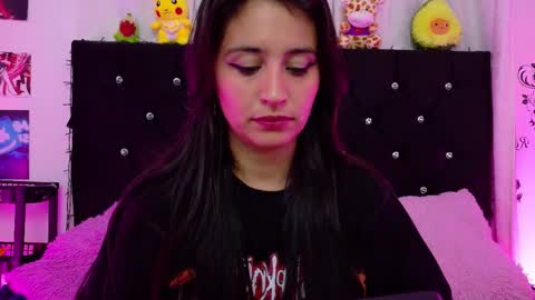 Snapshot of rose_smiley1 chatting on 10/14/25, 03:40 Rose online show from 10/14/25, 03:40