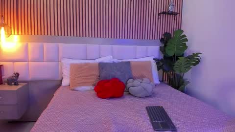 roseaurora online show from 10/30/25, 12:39