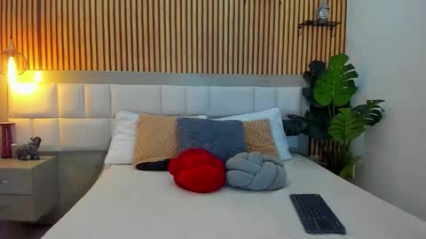 roseaurora online show from 11/15/25, 12:45