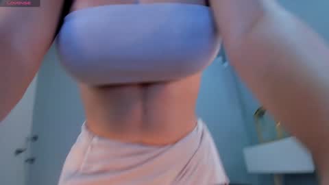 Snapshot of roseferrera chatting on 12/31/24, 05:29 Rose online show from 12/31/24, 05:29