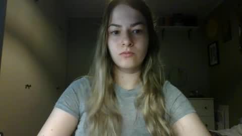 Snapshot of rosie_june chatting on 10/17/25, 06:49 Rosie online show from 10/17/25, 06:49