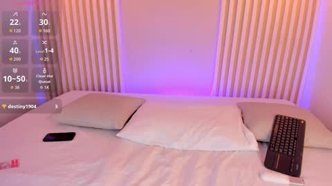 Snapshot of rossvega_ chatting on 10/14/25, 08:53 Ross online show from 10/14/25, 08:53