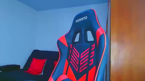 rousse_violet online show from 10/24/25, 10:06