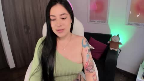 Snapshot of roxana_04_ chatting on 11/10/25, 02:16 Rox online show from 11/10/25, 02:16